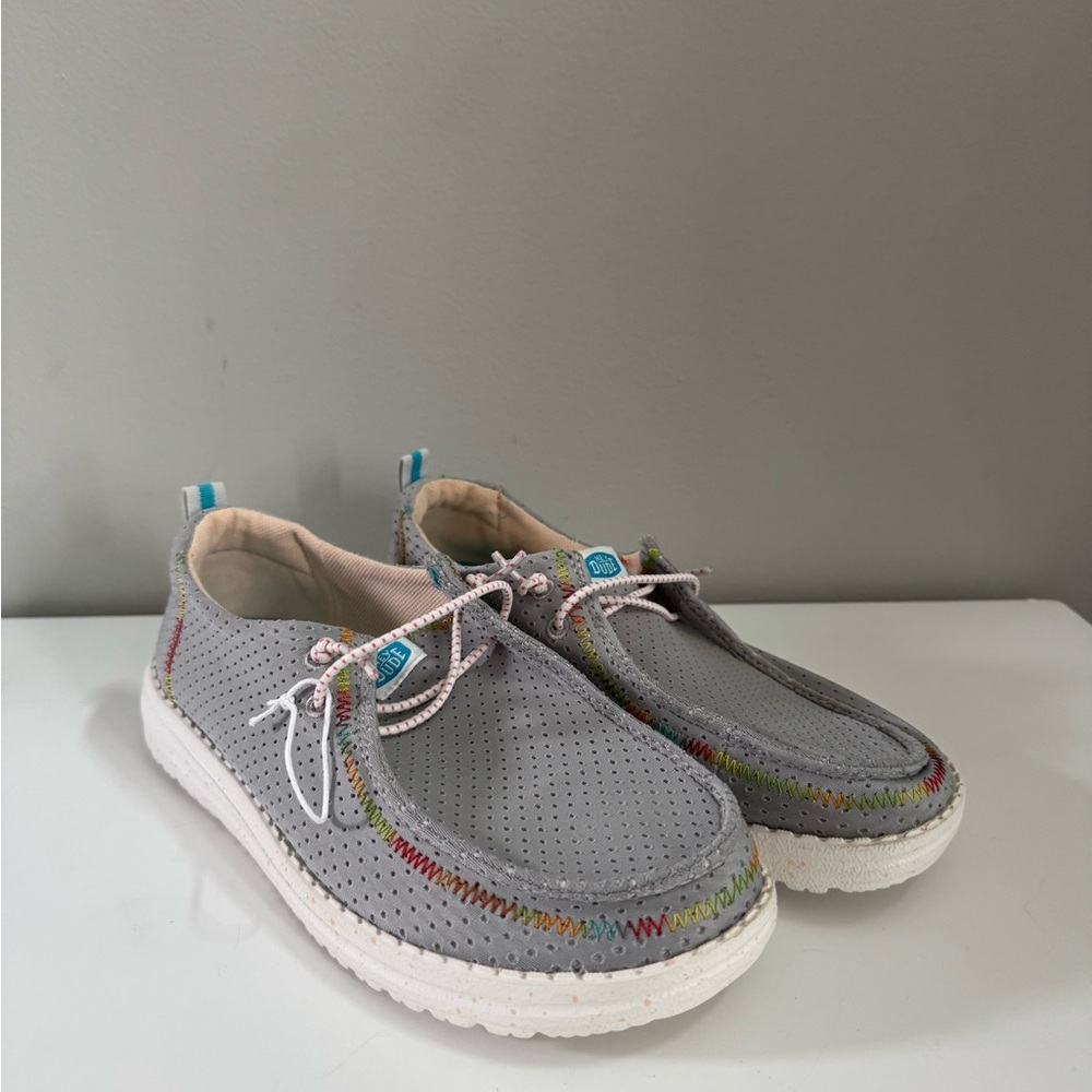 Hey Dude Wendy Perforated
Neoprene Rainbow Trim Thread
Youth Size 5 Shoes